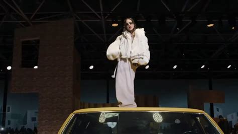 Rosalía Performs at Louis Vuitton Fashion Show: Watch